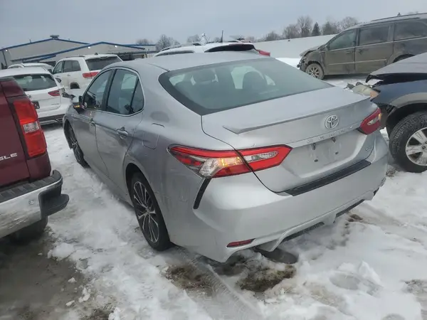 4T1B11HKXJU517572 2018 TOYOTA CAMRY - Image 2
