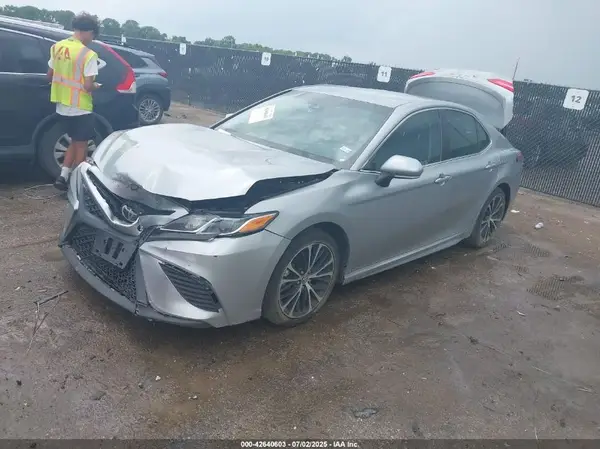 4T1B11HKXJU564360 2018 TOYOTA CAMRY - Image 2