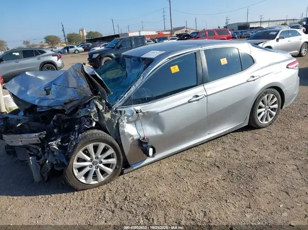4T1B11HKXJU566318 2018 TOYOTA CAMRY - Image 2