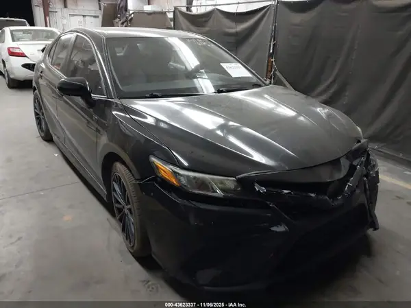 4T1B11HKXJU586360 2018 TOYOTA CAMRY - Image 1