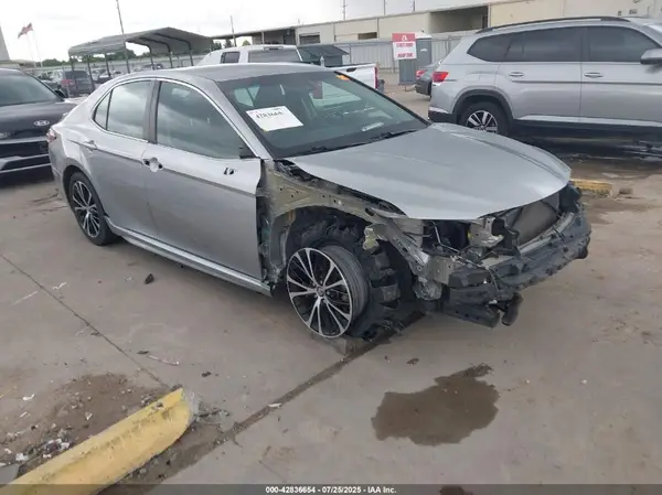 4T1B11HKXJU586875 2018 TOYOTA CAMRY - Image 1