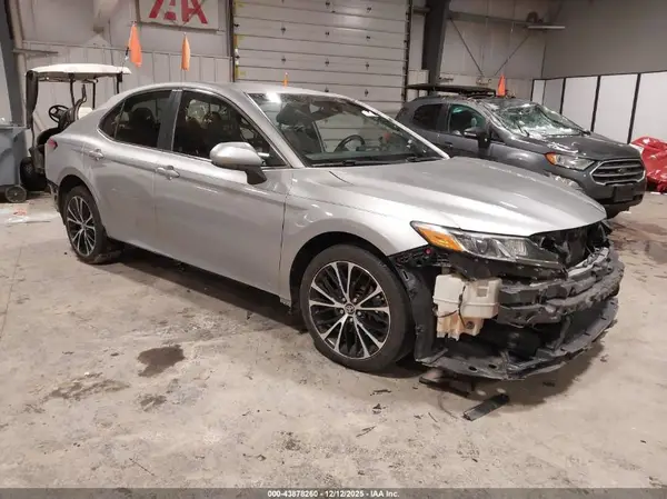 4T1B11HKXJU588979 2018 TOYOTA CAMRY - Image 1