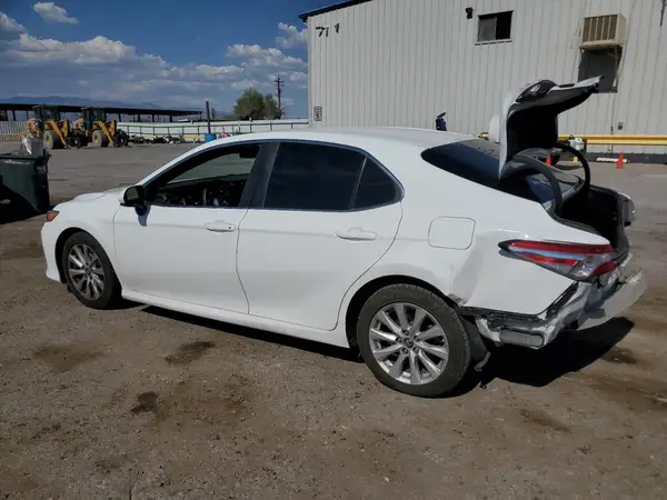 4T1B11HKXJU597231 2018 TOYOTA CAMRY - Image 2