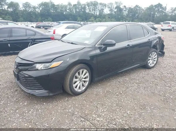 4T1B11HKXJU608647 2018 TOYOTA CAMRY - Image 2