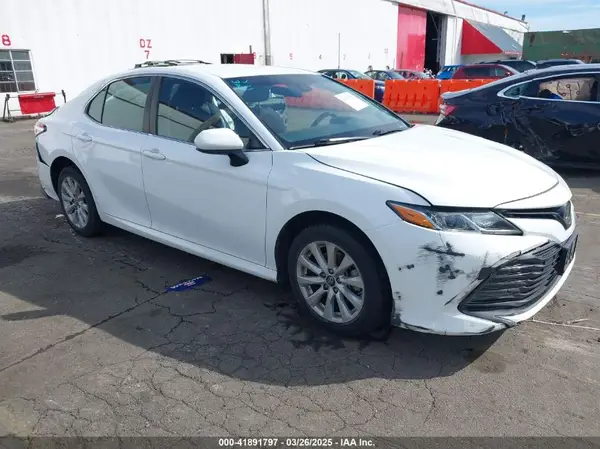 4T1B11HKXJU615467 2018 TOYOTA CAMRY - Image 1