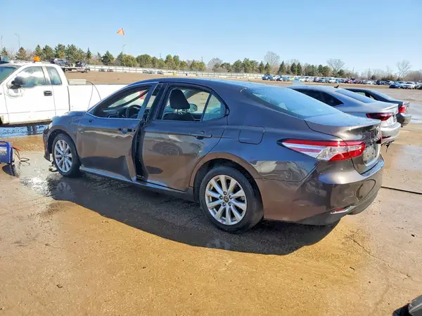 4T1B11HKXJU618532 2018 TOYOTA CAMRY - Image 2