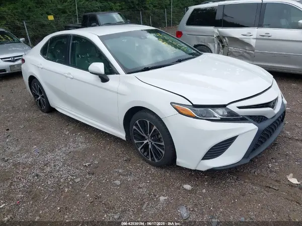 4T1B11HKXJU649067 2018 TOYOTA CAMRY - Image 1