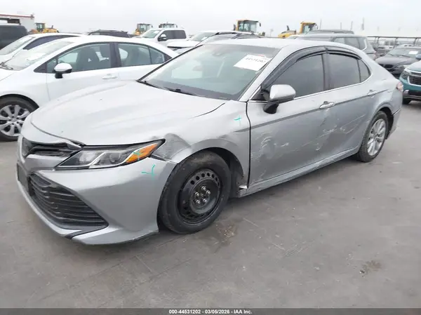 4T1B11HKXJU649375 2018 TOYOTA CAMRY - Image 2