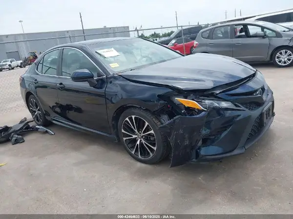 4T1B11HKXJU650042 2018 TOYOTA CAMRY - Image 1