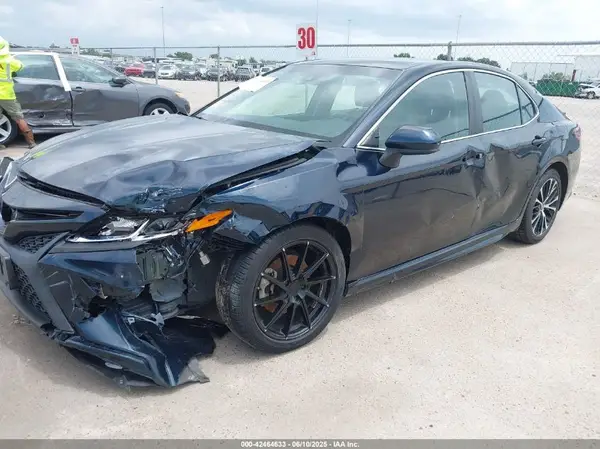 4T1B11HKXJU650042 2018 TOYOTA CAMRY - Image 2