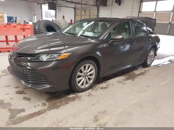 4T1B11HKXJU665950 2018 TOYOTA CAMRY - Image 2