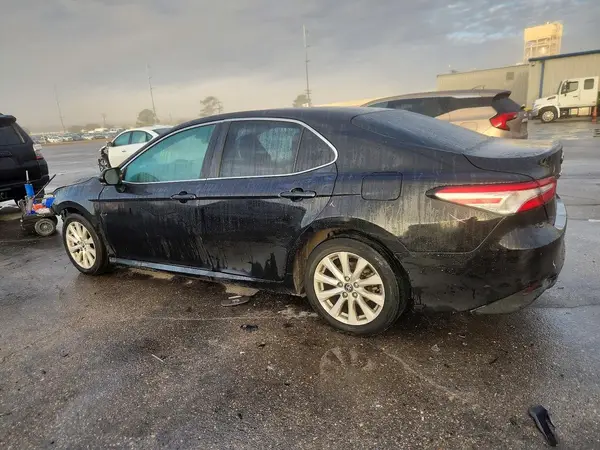4T1B11HKXJU671733 2018 TOYOTA CAMRY - Image 2