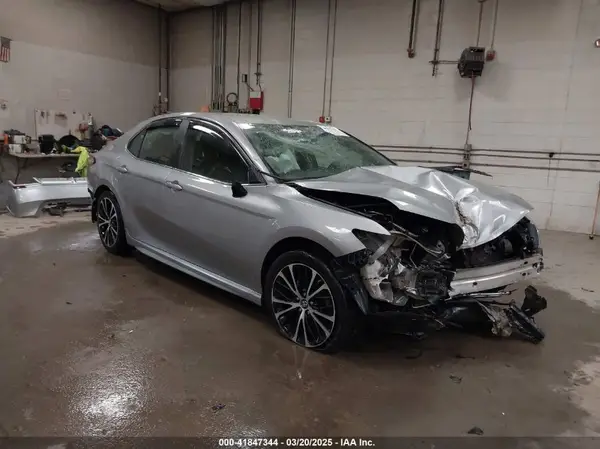 4T1B11HKXJU672462 2018 TOYOTA CAMRY - Image 1