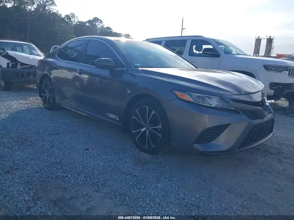 4T1B11HKXJU672834 2018 TOYOTA CAMRY - Image 1