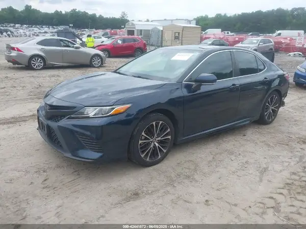 4T1B11HKXKU257059 2019 TOYOTA CAMRY - Image 2