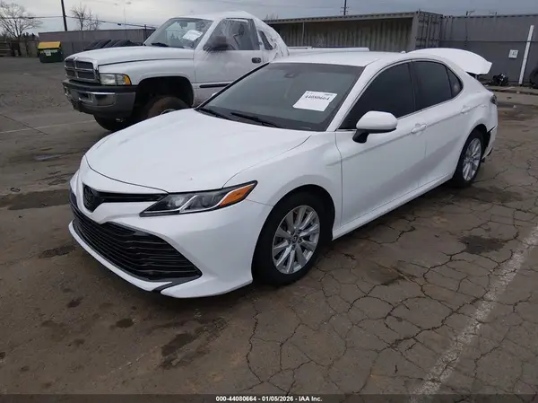 4T1B11HKXKU758341 2019 TOYOTA CAMRY - Image 2