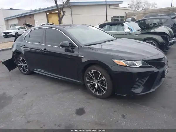 4T1B21HK2JU003647 2018 TOYOTA CAMRY - Image 1