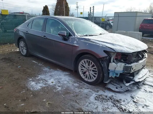 4T1B21HK2JU004748 2018 TOYOTA CAMRY - Image 1