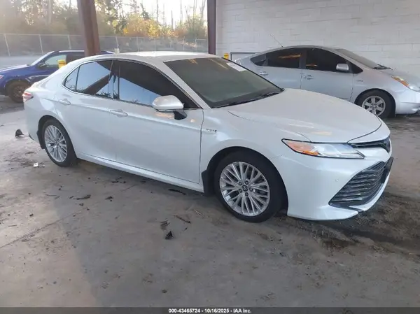 4T1B21HK2JU008072 2018 TOYOTA CAMRY - Image 1