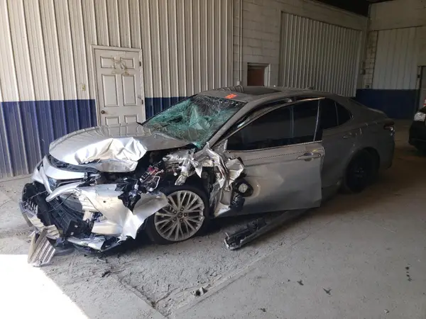 4T1B21HK2JU508331 2018 TOYOTA CAMRY - Image 1