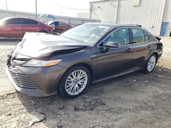 4T1B21HK4JU503373 2018 TOYOTA CAMRY - Image 1
