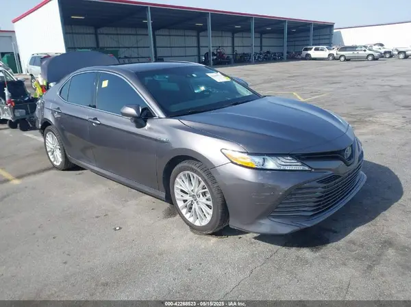4T1B21HK6JU005868 2018 TOYOTA CAMRY - Image 1
