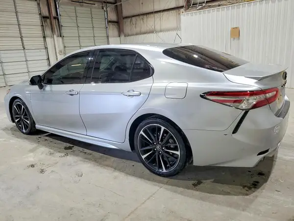 4T1B61HK0JU010455 2018 TOYOTA CAMRY - Image 2