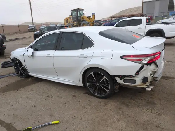 4T1B61HK0JU011752 2018 TOYOTA CAMRY - Image 2