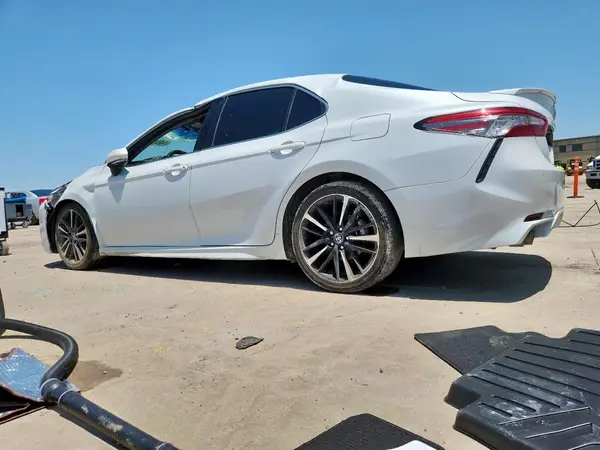 4T1B61HK0JU013923 2018 TOYOTA CAMRY - Image 2