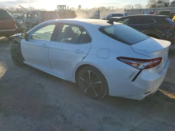 4T1B61HK0JU021147 2018 TOYOTA CAMRY - Image 2