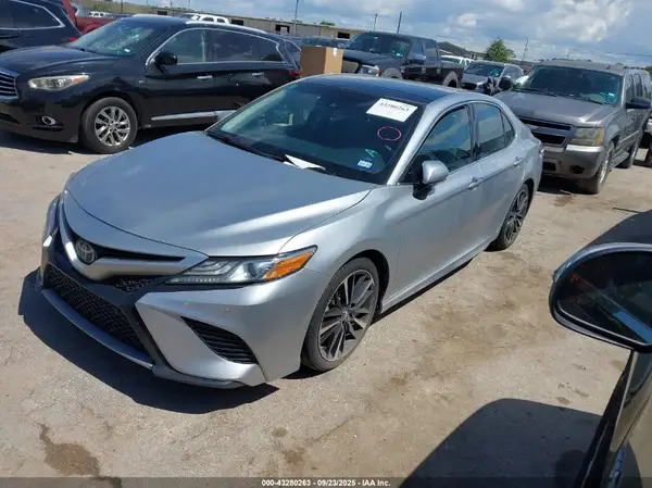 4T1B61HK0JU034352 2018 TOYOTA CAMRY - Image 2