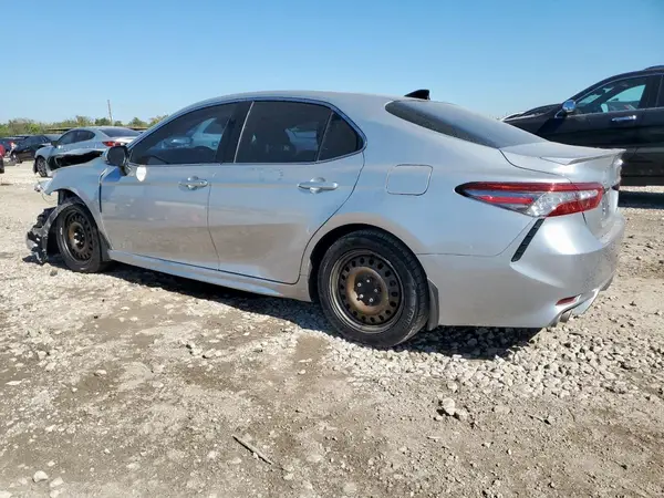 4T1B61HK0JU043620 2018 TOYOTA CAMRY - Image 2