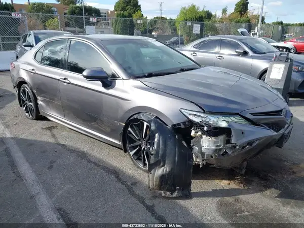 4T1B61HK0JU053886 2018 TOYOTA CAMRY - Image 1