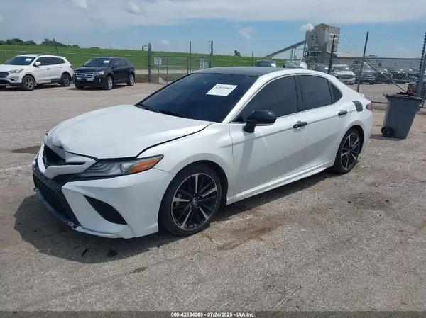 4T1B61HK0JU063334 2018 TOYOTA CAMRY - Image 2