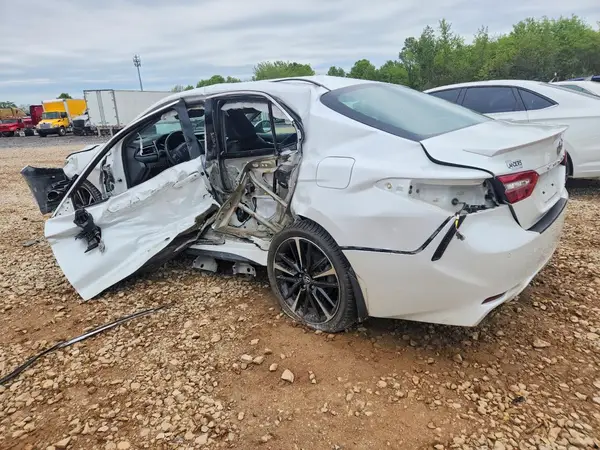 4T1B61HK0JU066475 2018 TOYOTA CAMRY - Image 2