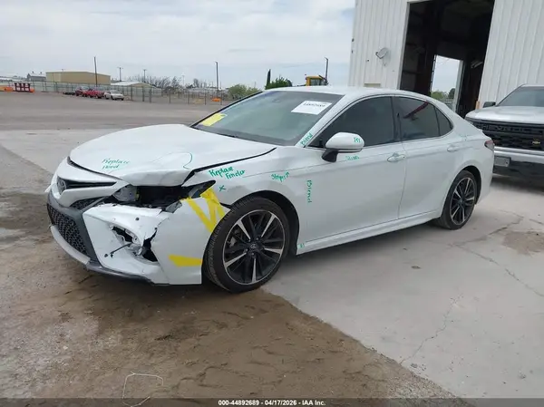 4T1B61HK0JU069232 2018 TOYOTA CAMRY - Image 2