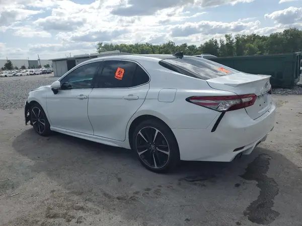 4T1B61HK0JU077590 2018 TOYOTA CAMRY - Image 2