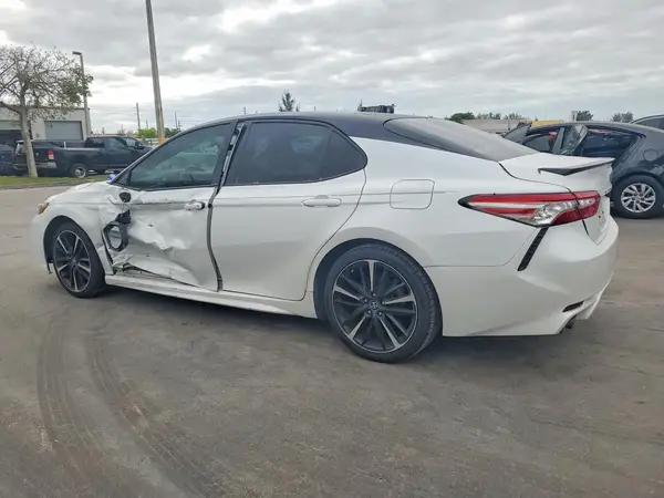 4T1B61HK0JU083471 2018 TOYOTA CAMRY - Image 2