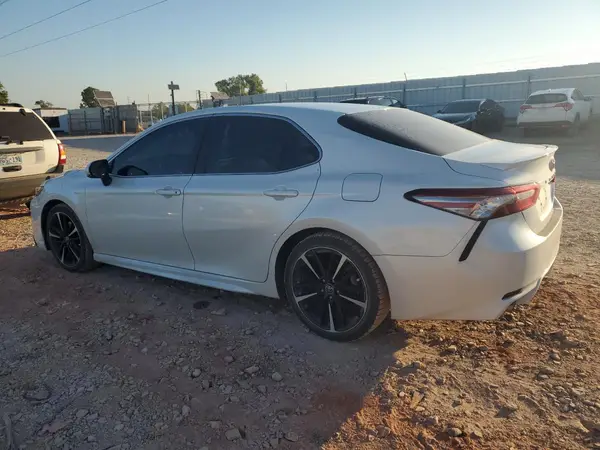 4T1B61HK0JU100401 2018 TOYOTA CAMRY - Image 2