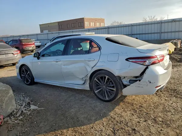 4T1B61HK0JU105498 2018 TOYOTA CAMRY - Image 2