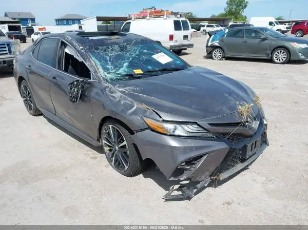 4T1B61HK0JU106974 2018 TOYOTA CAMRY - Image 1