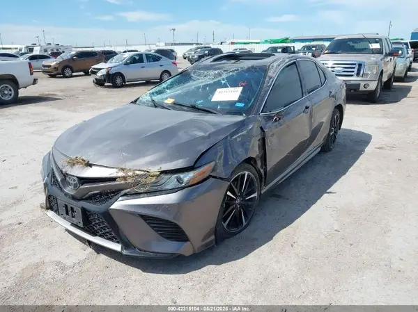 4T1B61HK0JU106974 2018 TOYOTA CAMRY - Image 2