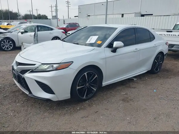 4T1B61HK0JU137612 2018 TOYOTA CAMRY - Image 2
