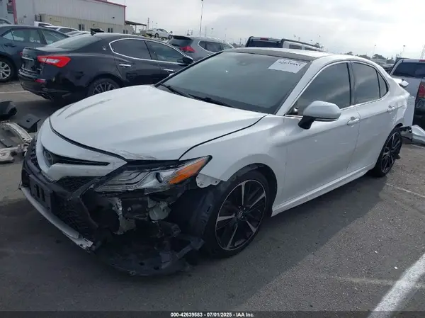 4T1B61HK0JU139652 2018 TOYOTA CAMRY - Image 2