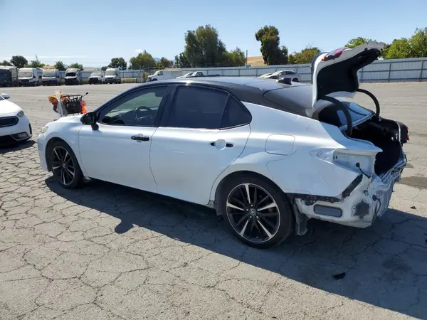 4T1B61HK0JU142731 2018 TOYOTA CAMRY - Image 2