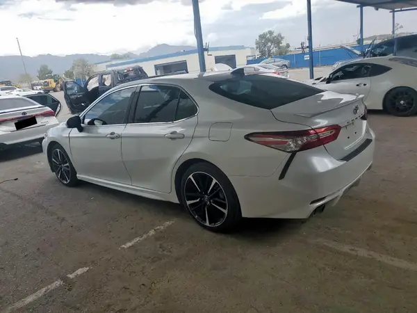 4T1B61HK0JU150151 2018 TOYOTA CAMRY - Image 2