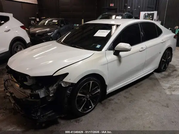 4T1B61HK0JU153826 2018 TOYOTA CAMRY - Image 2