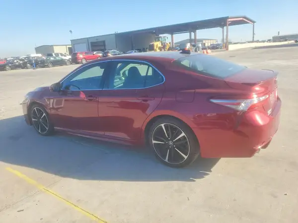 4T1B61HK0JU558052 2018 TOYOTA CAMRY - Image 2