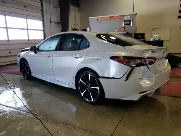 4T1B61HK0JU653601 2018 TOYOTA CAMRY - Image 2