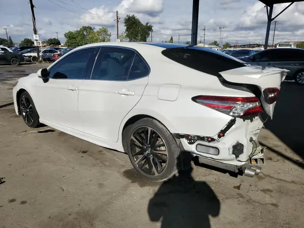 4T1B61HK0JU664260 2018 TOYOTA CAMRY - Image 2
